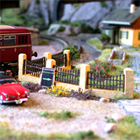 Gaertnerei mit vorbeifahrendem Zug